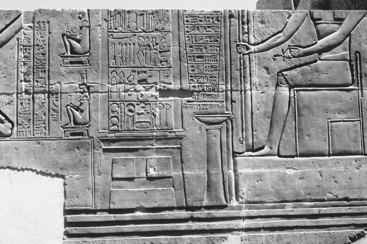 Parede restaurada que retrata o antigo médico egípcio Imhotep