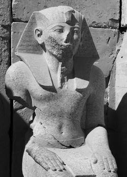 Estátua sentada de Amenófis II