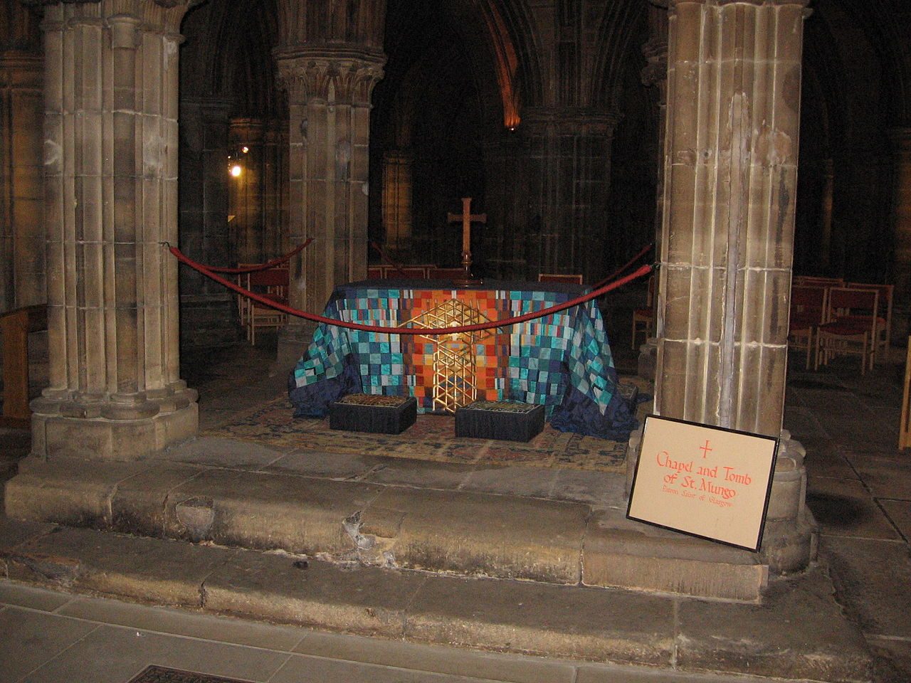 O alegado túmulo de Santo Kentigern, também conhecido como Mungo, Catedral de Glasgow