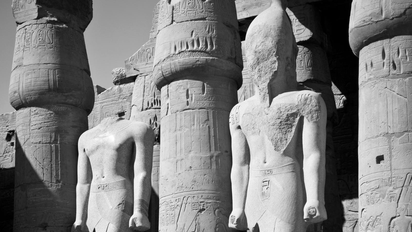 Estátua de Amenhotep III no grande pátio