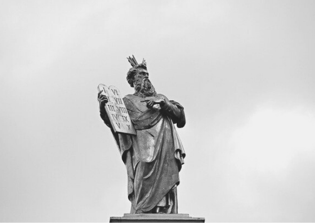 Estátua de Moisés a figura-chave da história de Israel