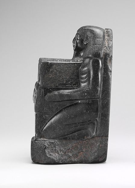Estátua de Senenmut com sistro Novo Reino Metropolitan Museum of Art