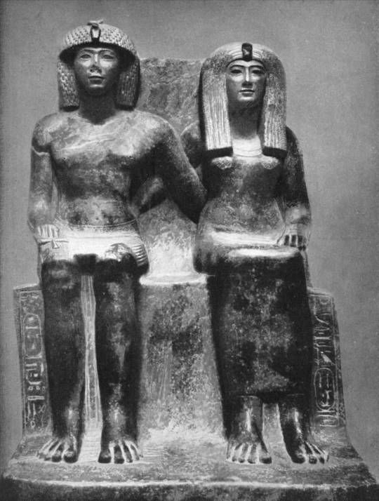 Estátua de Tutmés IV e da sua mãe Tiaa