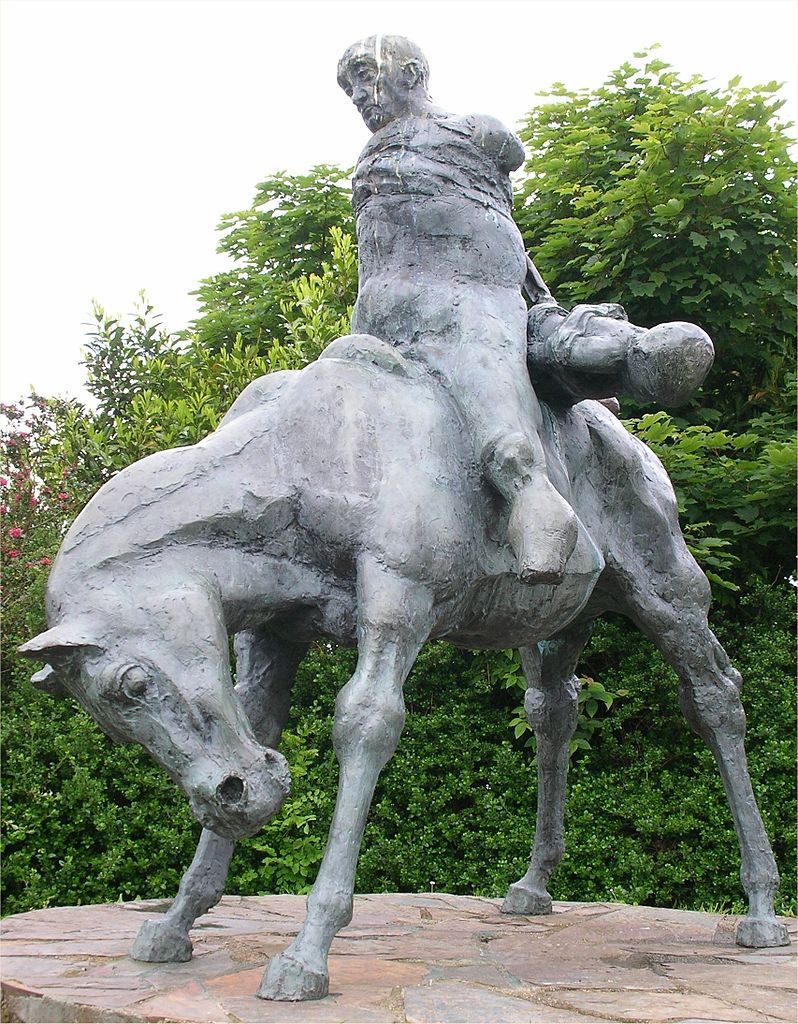 The Two Kings, estátua representando Bran, o Abençoado, a transportar o corpo do seu sobrinho Gwern, Ivor Roberts-Jones, 1987, Castelo de Harlech, País de Gales
