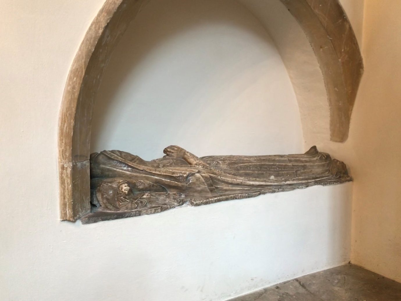 O túmulo de Teilo na Catedral de Llandaff, País de Gales. Fotografia de Caleb Howells