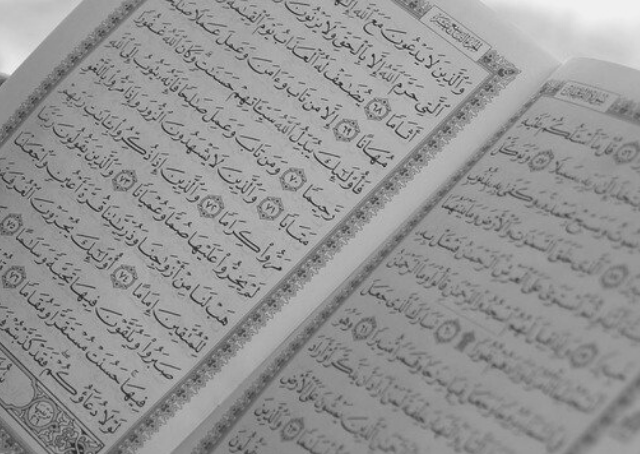 Texto em árabe sobre a jornada de Hazrat Uthman Ibn Affan com Muhammad