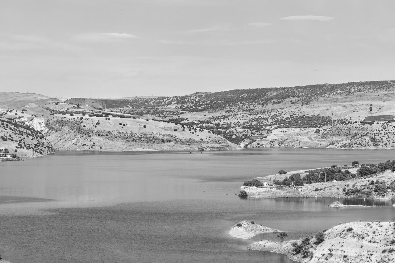 O lago da barragem Ataturk no rio Eufrates