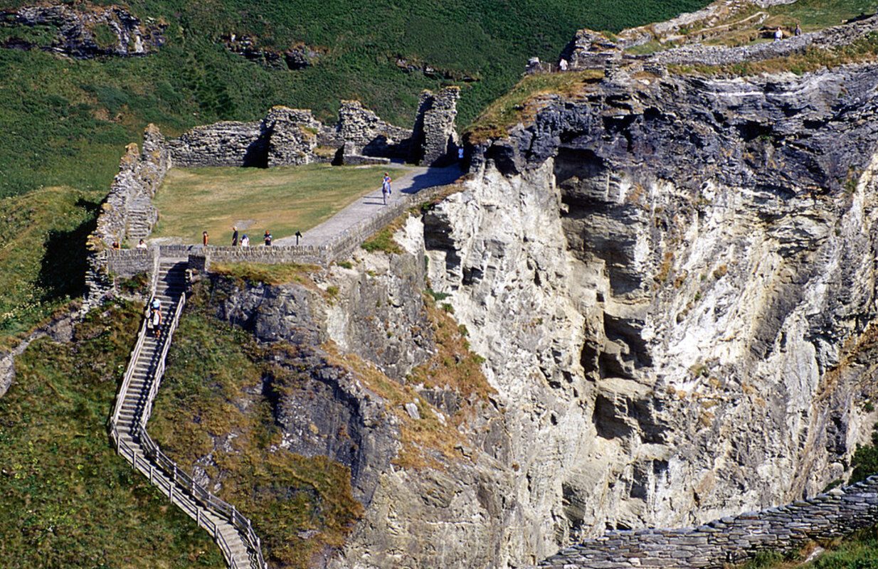 Tintagel, Cornualha, a lendária corte de Gorlois. Foto de Stephen Mckay, CC-BY 2.0