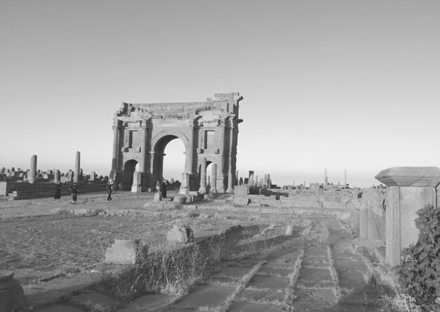 Turistas em Timgad na Argélia