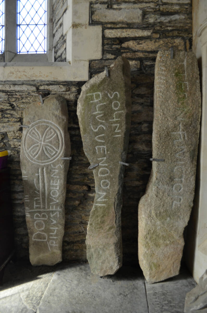Pedras inscritas na igreja de St Clydai, Pembrokeshire, com a pedra à direita que possivelmente contém uma referência ao pai de Gwenhwyfar, Gwythyr