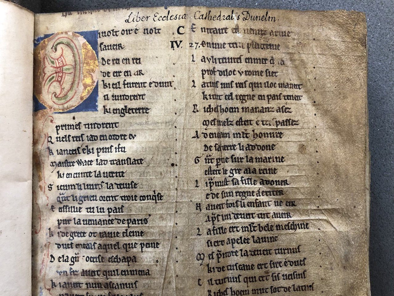 Abertura do Roman de Brut de Wace, manuscrito do final do século XII