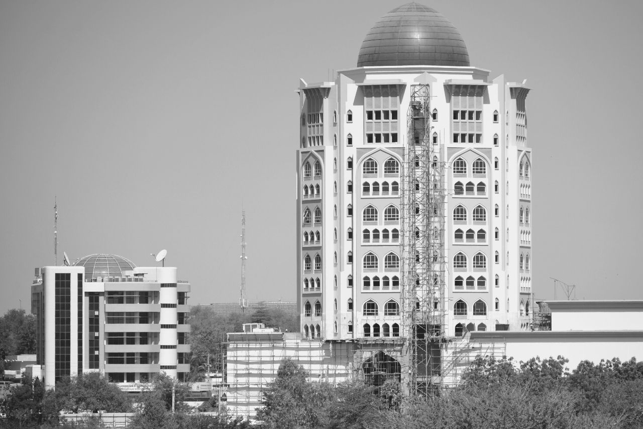 Torre waqf e o mais pequeno edifício Euro World em Niamey, Níger