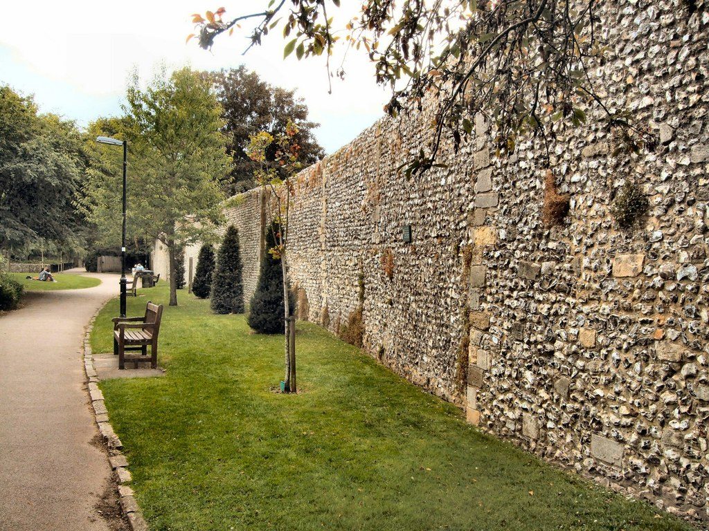 Muralhas da cidade de Winchester. Foto de Paul Gillett, CC-BY 2.0