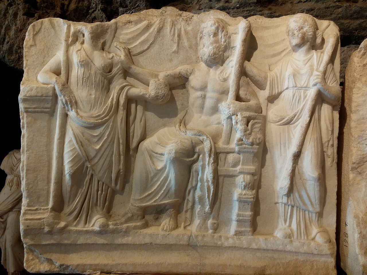 Um relevo do século II que retrata o casamento de Zeus e Latona